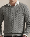 Long-Sleeve Driver Crewneck Pullover i grå på modell, genser fra Polo Ralph Lauren hos Image Mandal