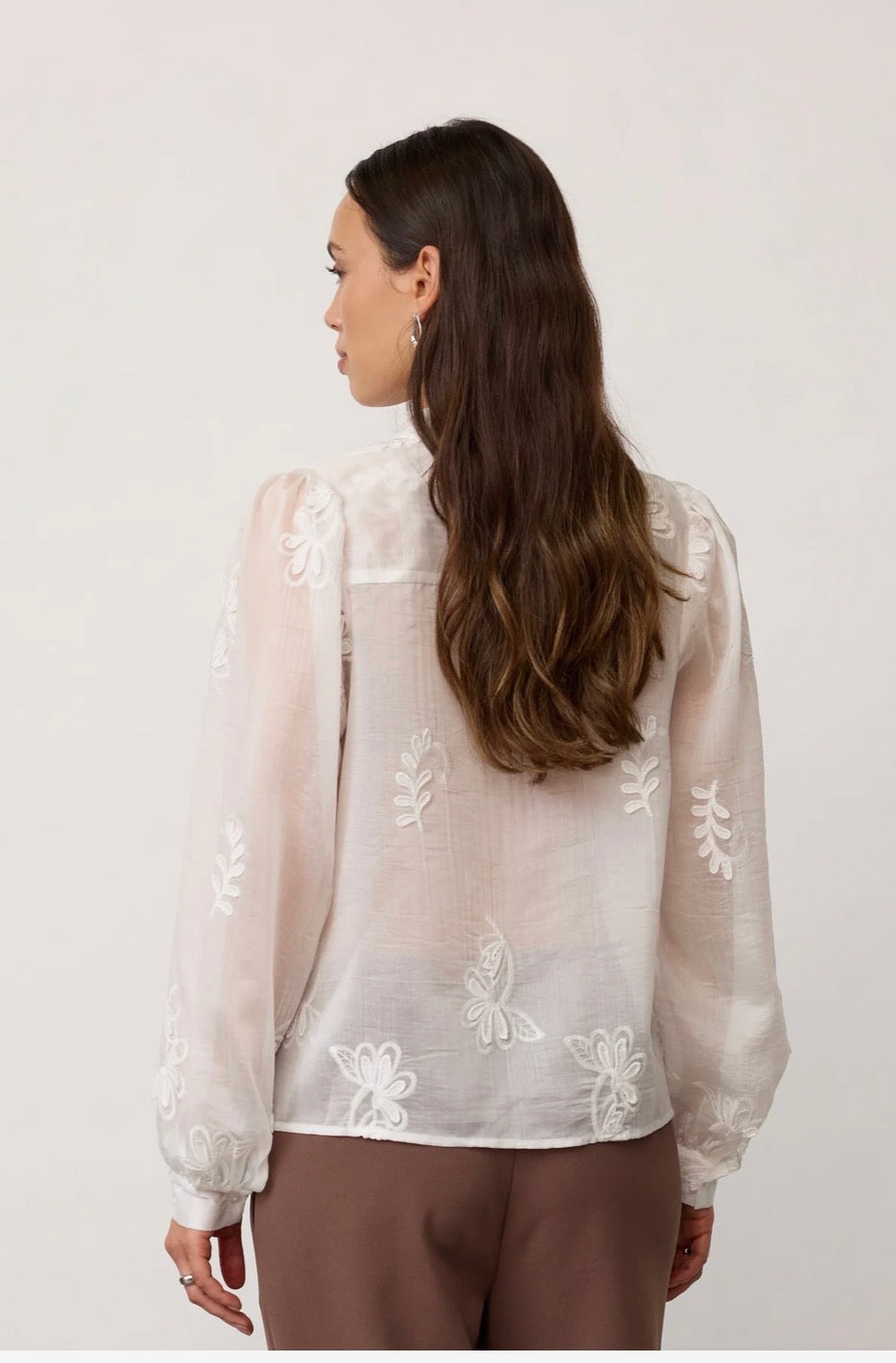 Novincc Emb Ls Shirt i offwhite sett fra siden, skjorte fra Co'couture hos Image Mandal