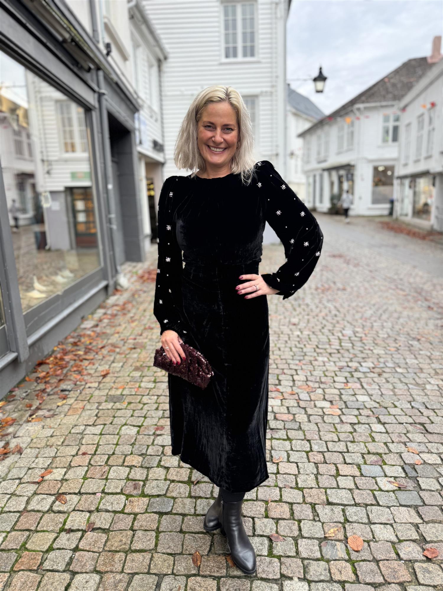 Ava Embellished i sort detaljbilde, kjole fra Pia Tjelta hos Image Mandal