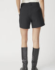 Vola Crop Pleat Shorts i sort sett fra siden, shorts fra Co'couture hos Image Mandal