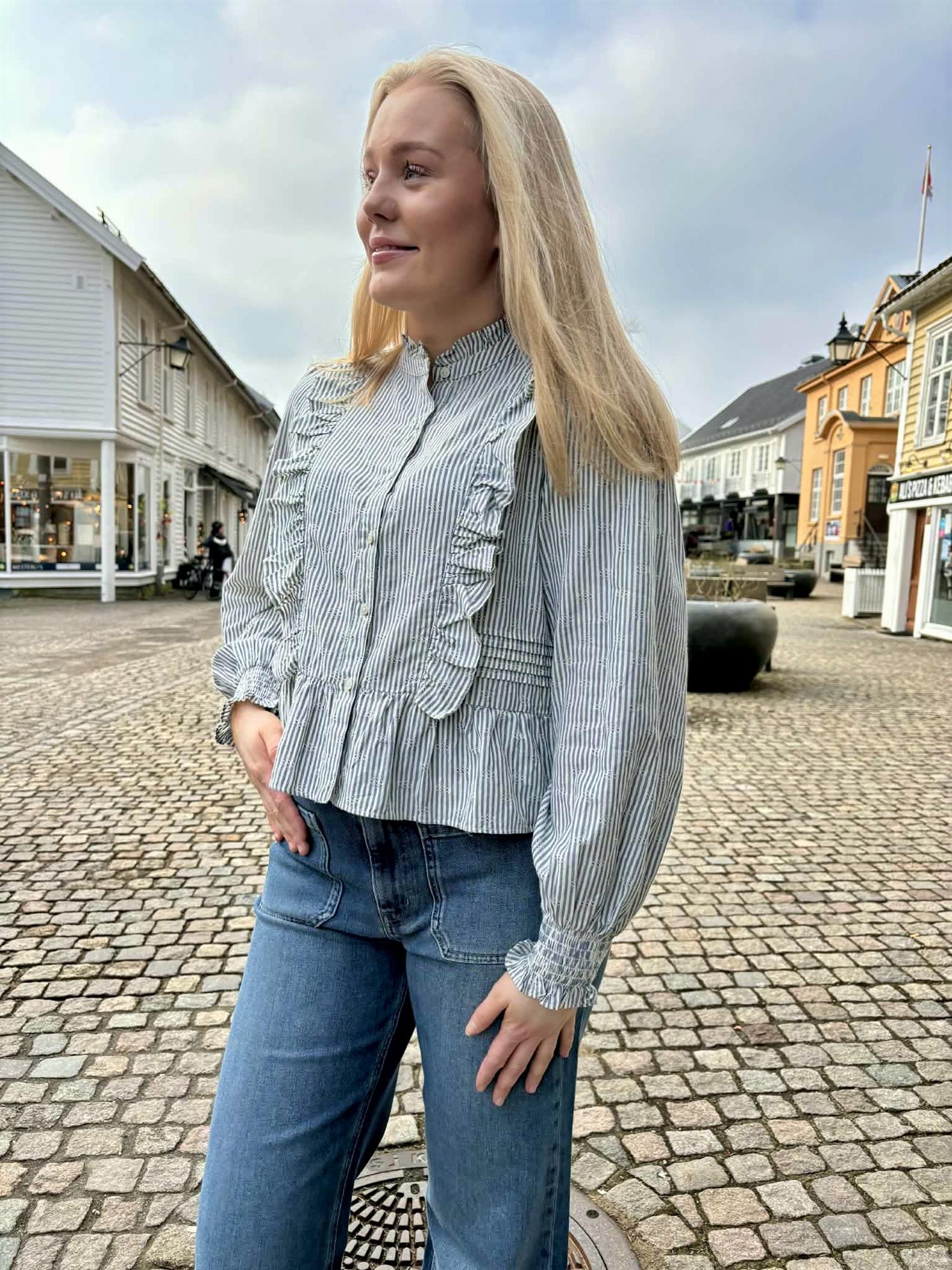 Petrine Stripe Blouse i blå styling-inspirasjon, skjorte fra Neo Noir hos Image Mandal