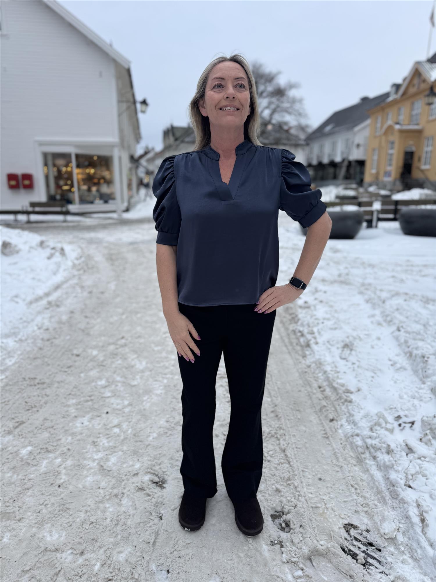 Roella Heavy Sateen Blouse i marineblå ekstra vinkel, bluse fra Neo Noir hos Image Mandal