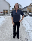 Roella Heavy Sateen Blouse i marineblå ekstra vinkel, bluse fra Neo Noir hos Image Mandal