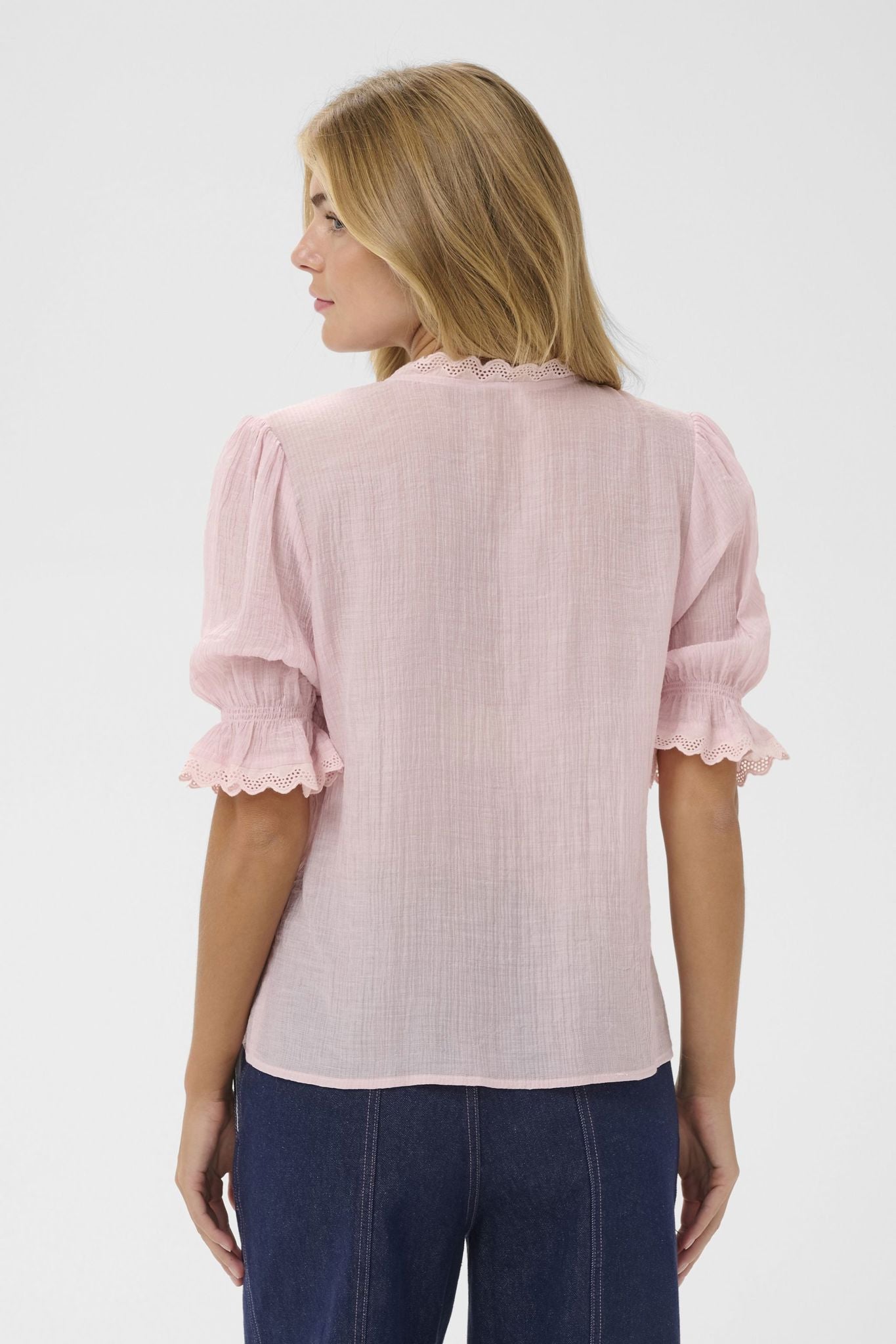 Kristelsz Shirt i chalk rosa nærbilde av detaljer, skjorte fra Saint Tropez hos Image Mandal