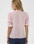 Kristelsz Shirt i chalk rosa nærbilde av detaljer, skjorte fra Saint Tropez hos Image Mandal