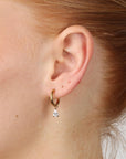 Elle - Crystal Hoop Earrings Stainless Steel sett fra siden, tilbehør fra Timi Of Sweden hos Image Mandal