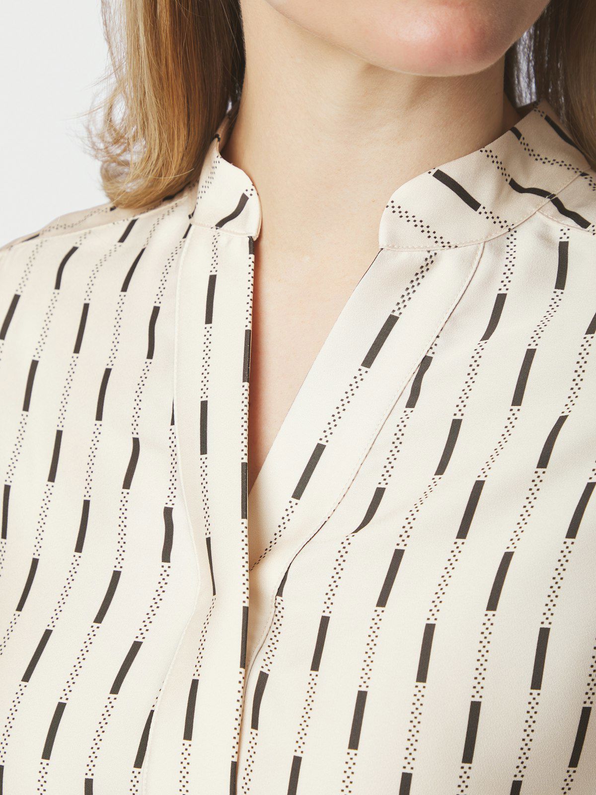 Camile Print Blouse i creme, bluse fra Neo Noir, bilde 9 – Image Mandal