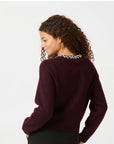 Marie Stone Knit Cardigan i rød på modell, cardigan fra Neo Noir hos Image Mandal