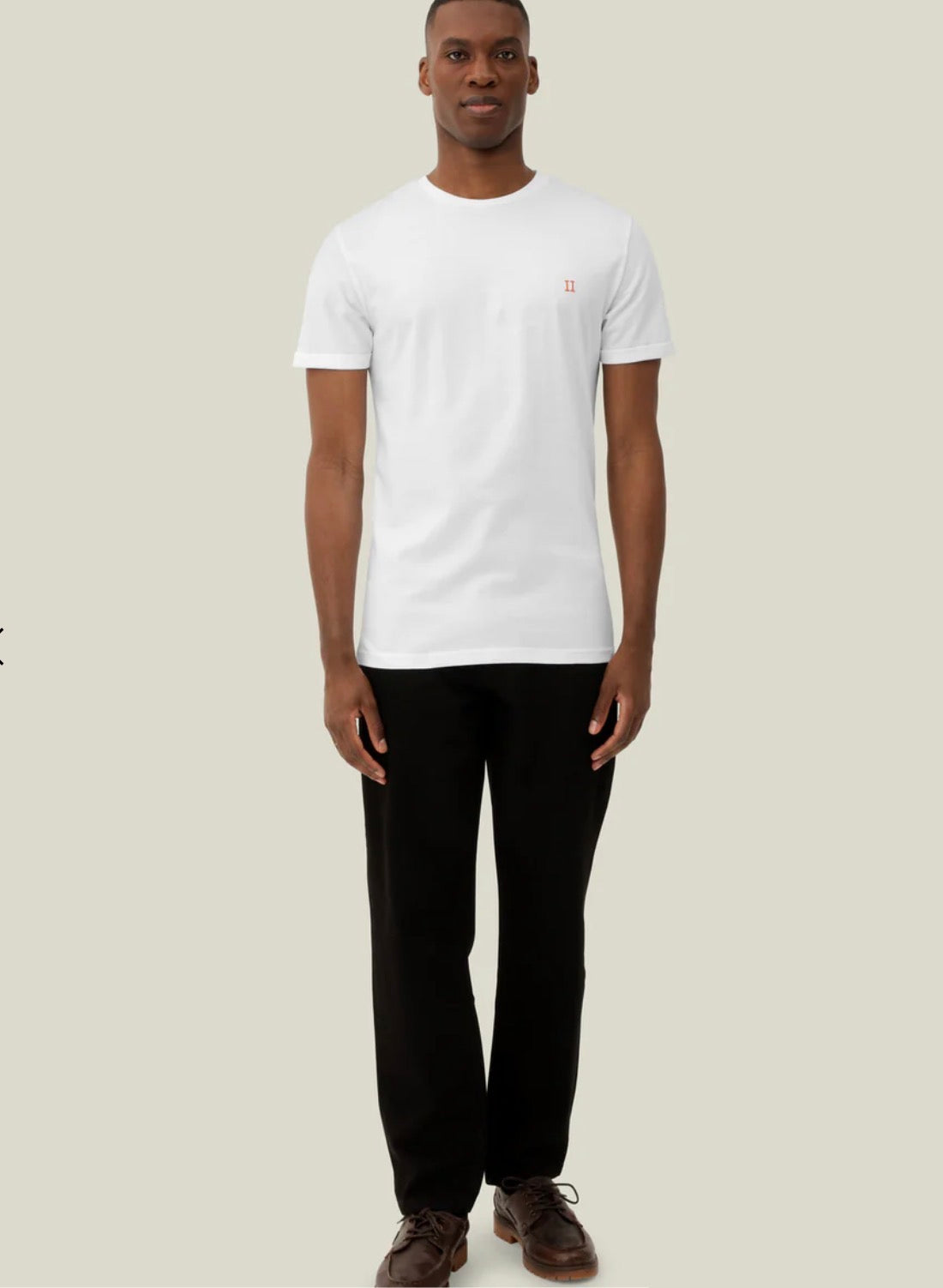Norregaard T-shirt i hvit stylet antrekk, t-skjorte fra Les Deux hos Image Mandal