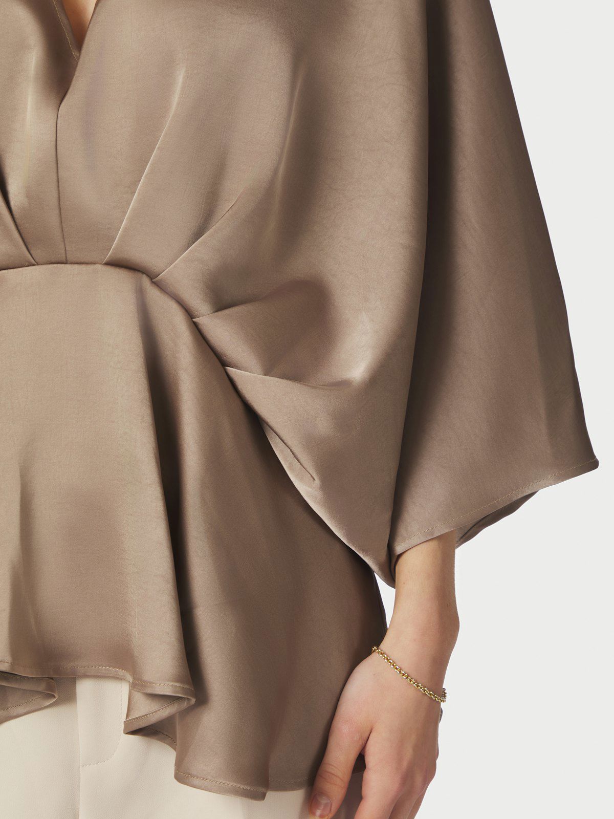 Rivina Heavy Sateen Blouse i dark taupe sett fra siden, skjorte fra Neo Noir hos Image Mandal