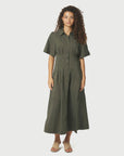 Baia Poplin Dress i army nærbilde av detaljer, kjole fra Neo Noir hos Image Mandal