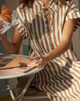 Zalindasz Ss Dress i tiger's eye ice stripet nærbilde av detaljer, kjole fra Saint Tropez hos Image Mandal