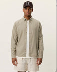 Konrad Cotton Linen Shirt i sand nærbilde av detaljer, skjorte fra Les Deux hos Image Mandal