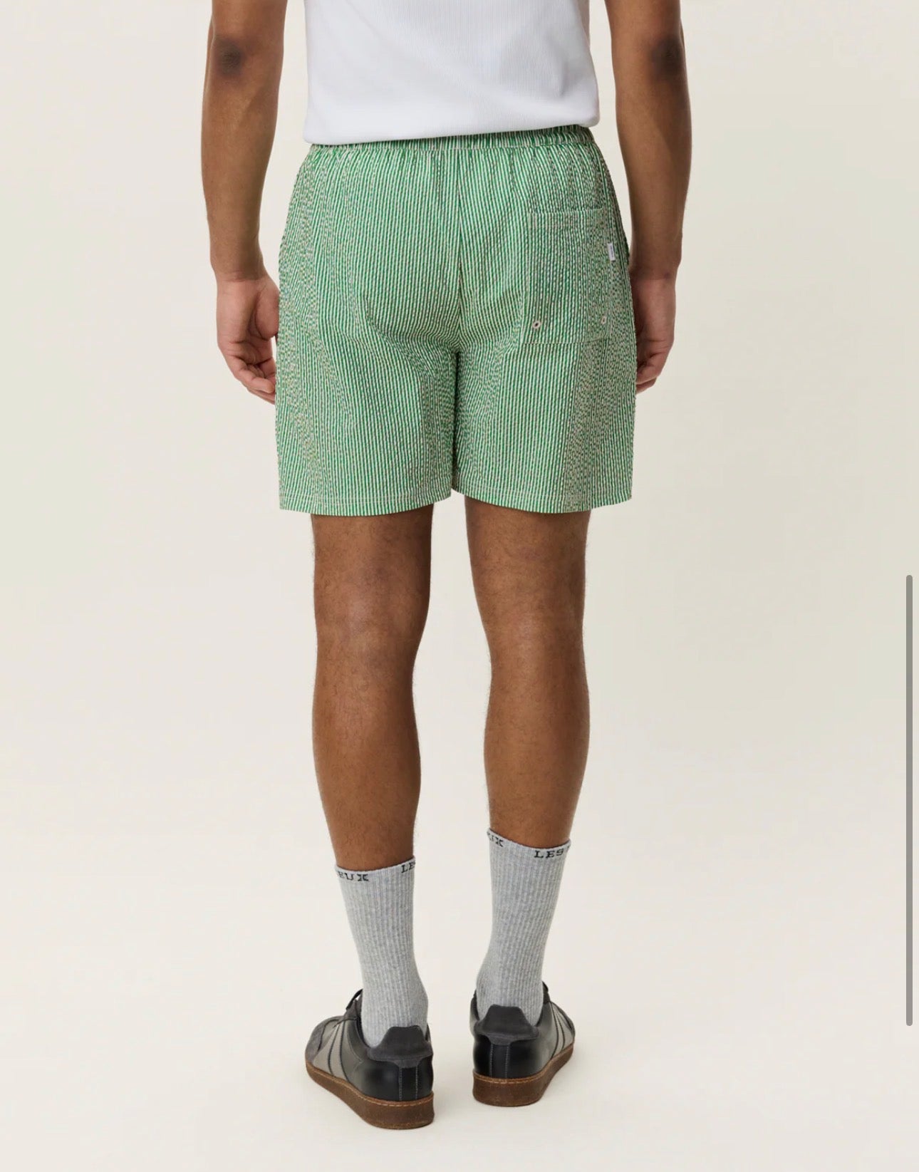 Stripe Seersucker Swim Shorts i grønn bakfra, badetøy fra Les Deux hos Image Mandal
