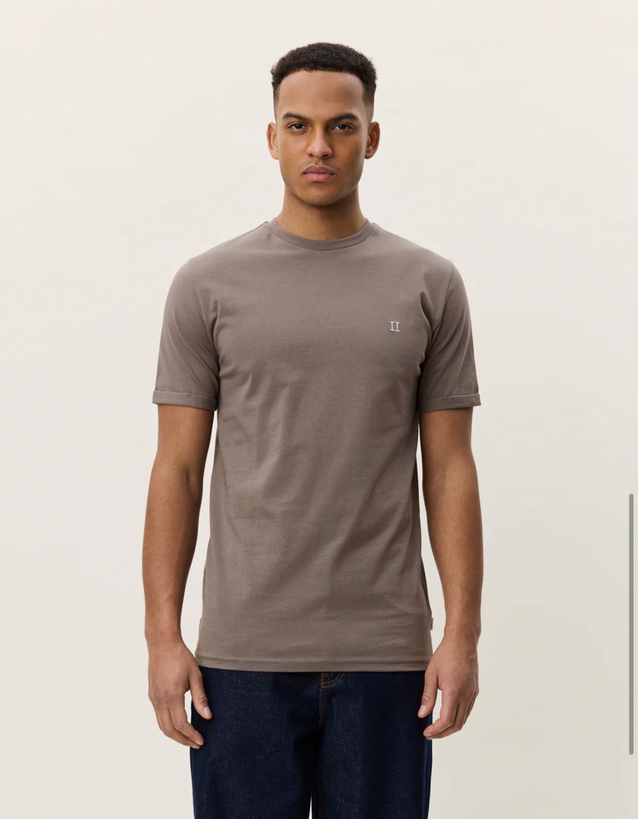 Core Contrast T-Shirt i brun sett fra siden, t-skjorte fra Les Deux hos Image Mandal
