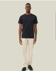 Norregaard T-shirt i marine, t-skjorte fra Les Deux hos Image Mandal