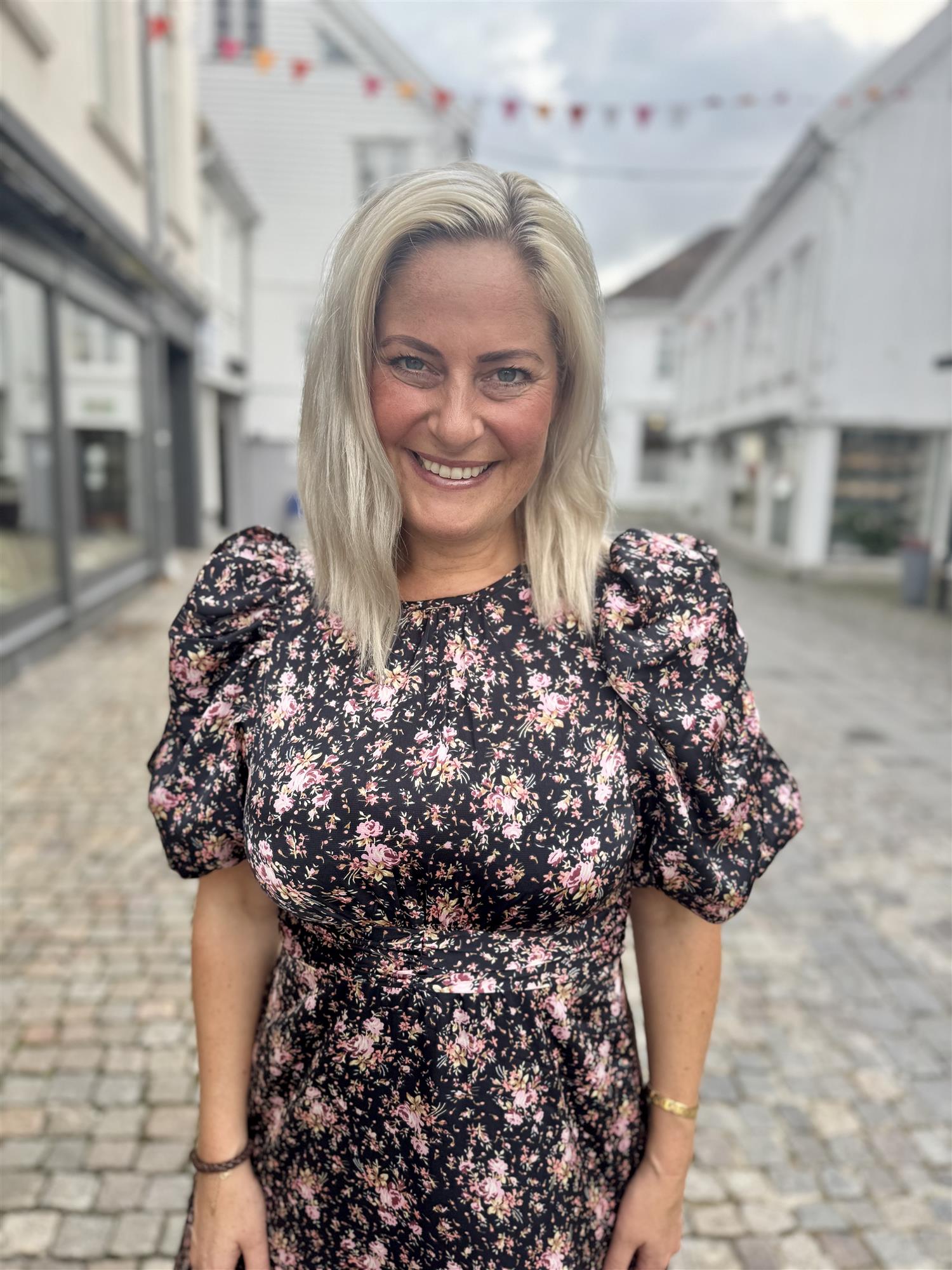 Kikka Rosy Dress i sort styling-inspirasjon, kjole fra Neo Noir hos Image Mandal