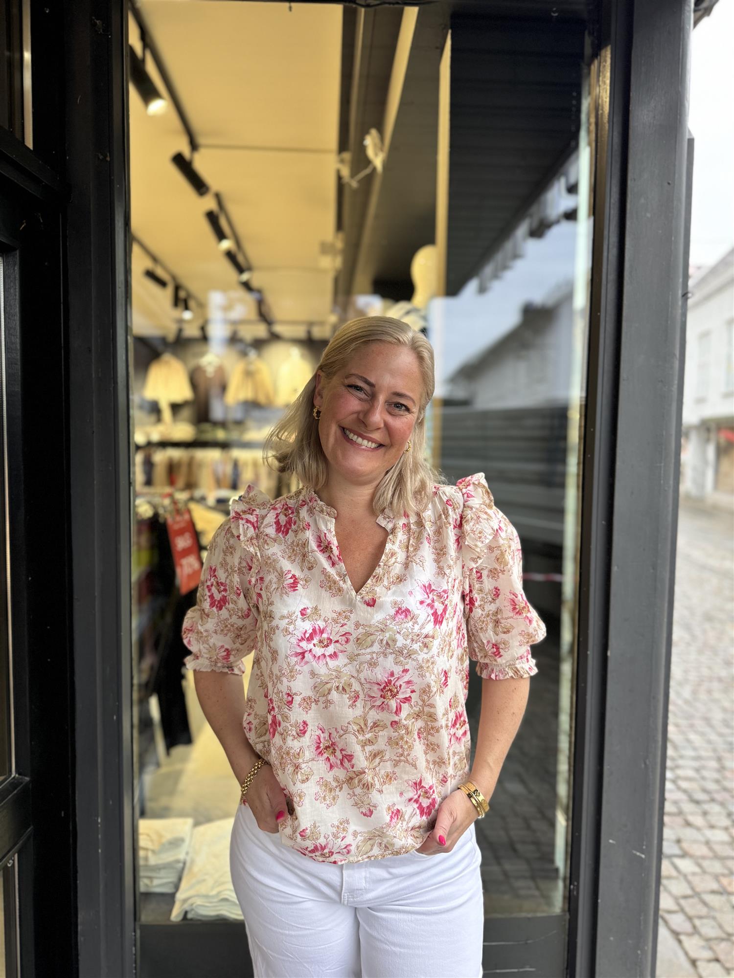 Davina Flower Rose Blouse ekstra vinkel, skjorte fra Neo Noir hos Image Mandal