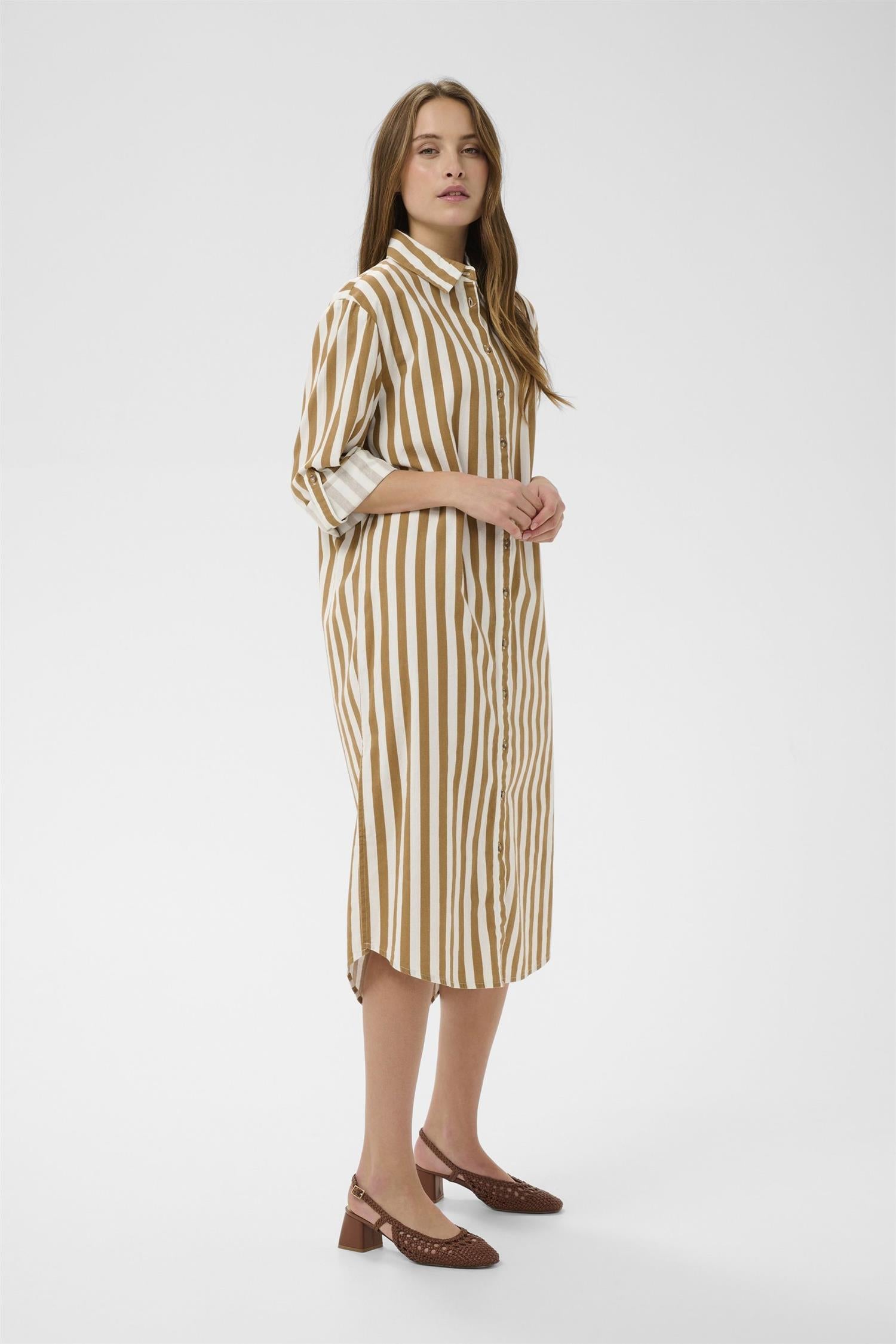 Zalindasz Shirt Dress i tiger's eye ice stripet nærbilde av detaljer, kjole fra Saint Tropez hos Image Mandal