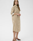 Zalindasz Shirt Dress i tiger's eye ice stripet nærbilde av detaljer, kjole fra Saint Tropez hos Image Mandal