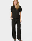Odesa Linen Blouse i sort sett fra siden, skjorte fra Neo Noir hos Image Mandal