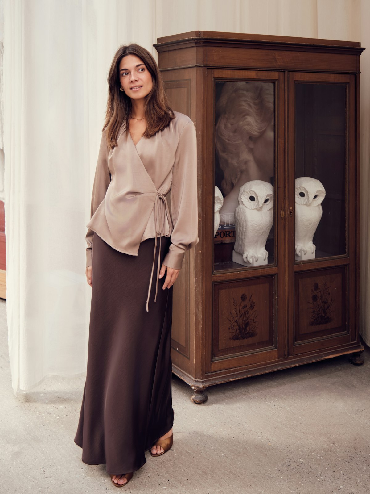 Vicky Heavy Sateen Skirt i brun alternativt utsnitt, skjørt fra Neo Noir hos Image Mandal