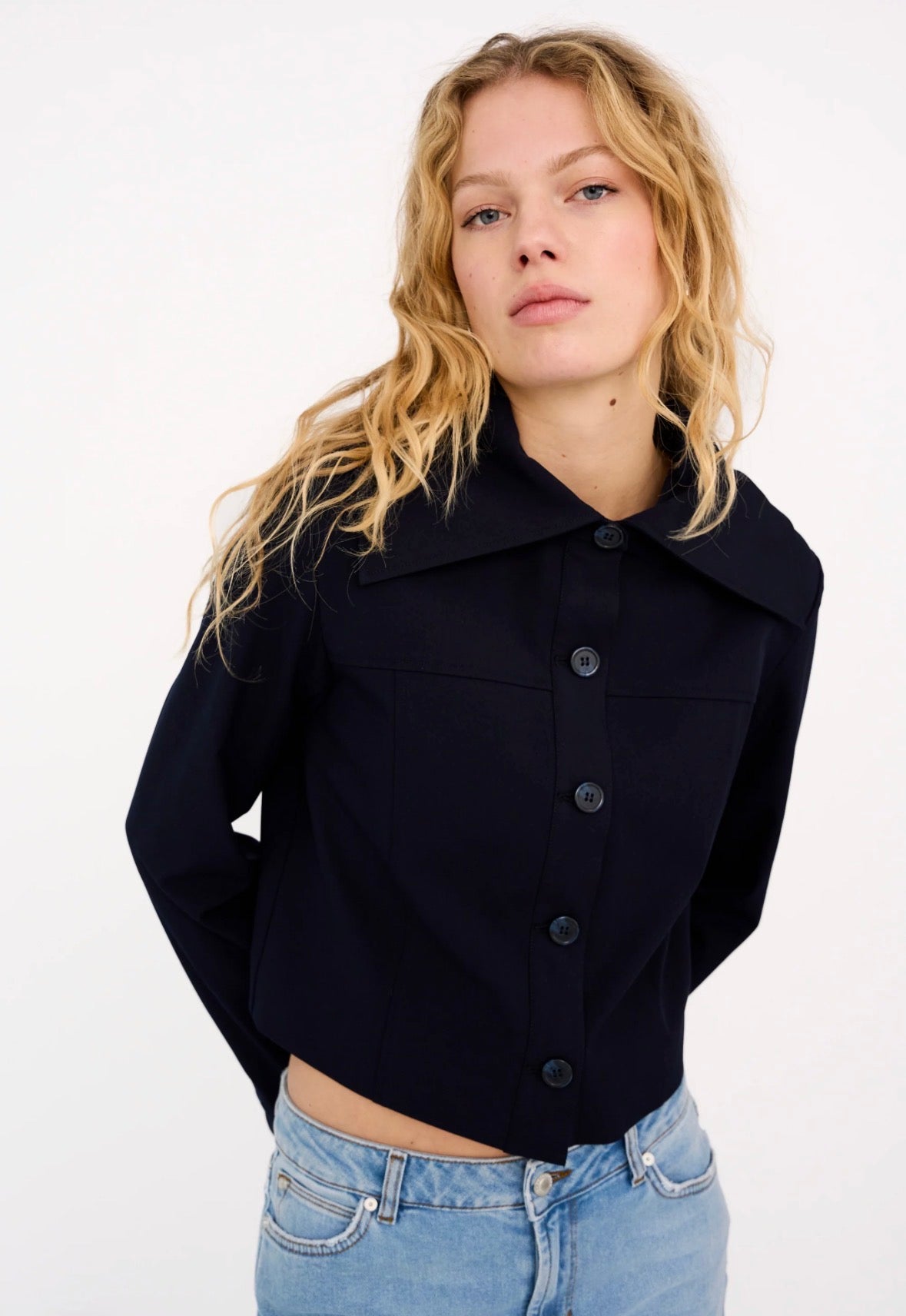 Andrea  Sailor Jacket i mørkeblå sett fra siden, blazer fra Ivy Copenhagen hos Image Mandal