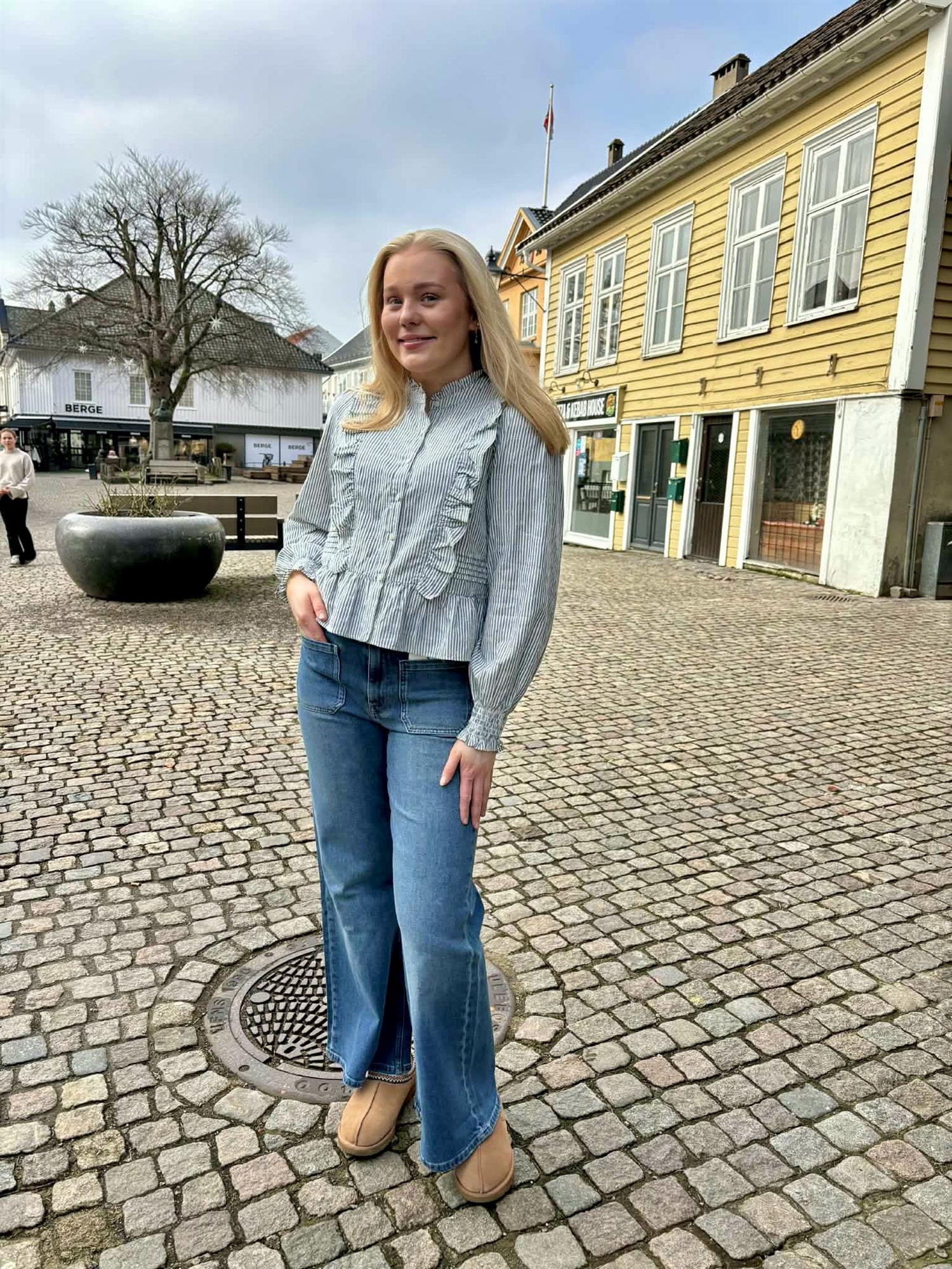 Petrine Stripe Blouse i blå ekstra vinkel, skjorte fra Neo Noir hos Image Mandal
