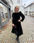 Ava Embellished i sort i silke, kjole fra Pia Tjelta hos Image Mandal