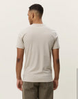 Core Contrast T-Shirt i light sand bakfra, t-skjorte fra Les Deux hos Image Mandal