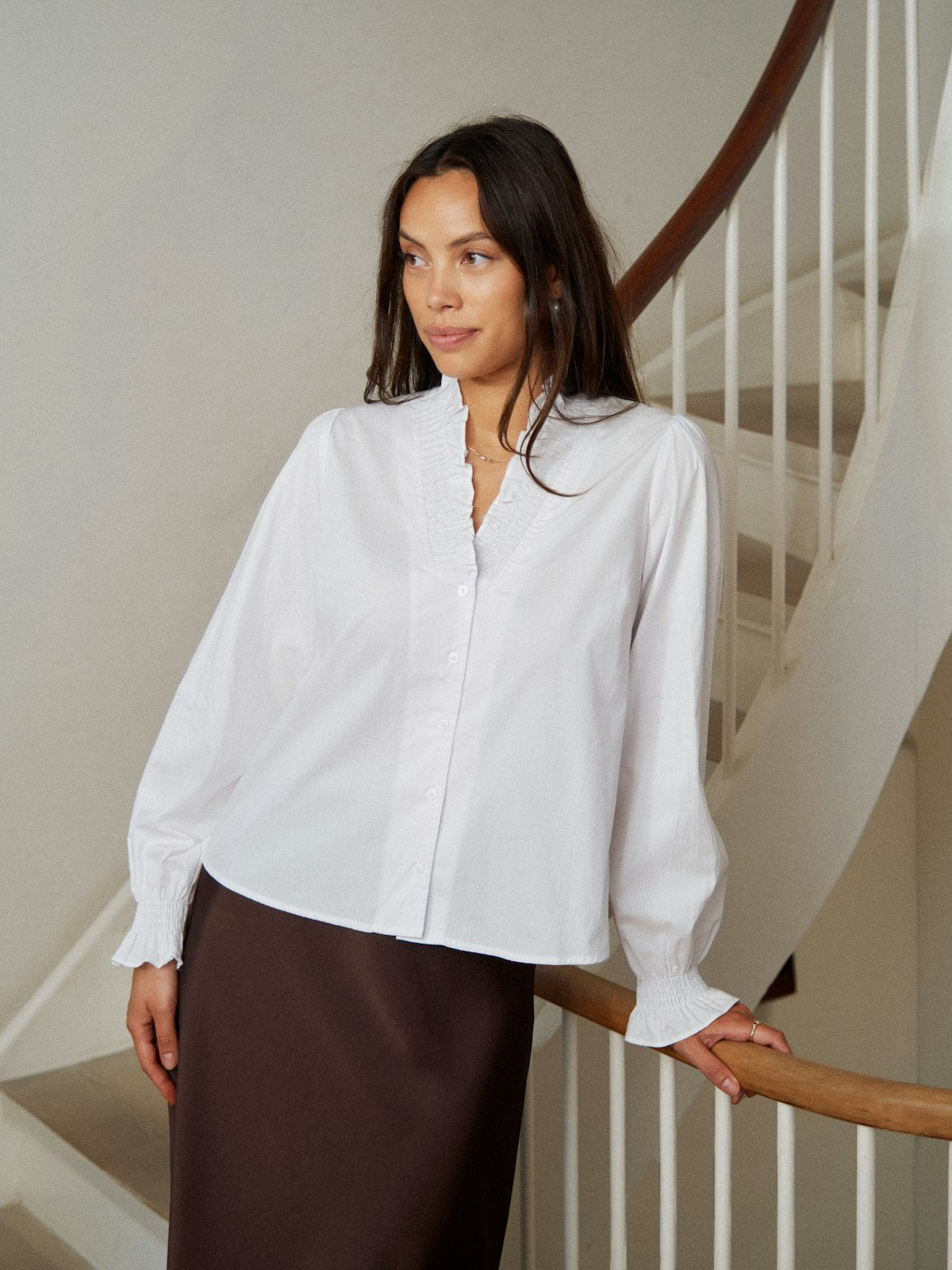 Brielle Solid Blouse i hvit alternativt utsnitt, bluse fra Neo Noir hos Image Mandal