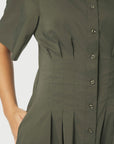 Baia Poplin Dress i army sett fra siden, kjole fra Neo Noir hos Image Mandal