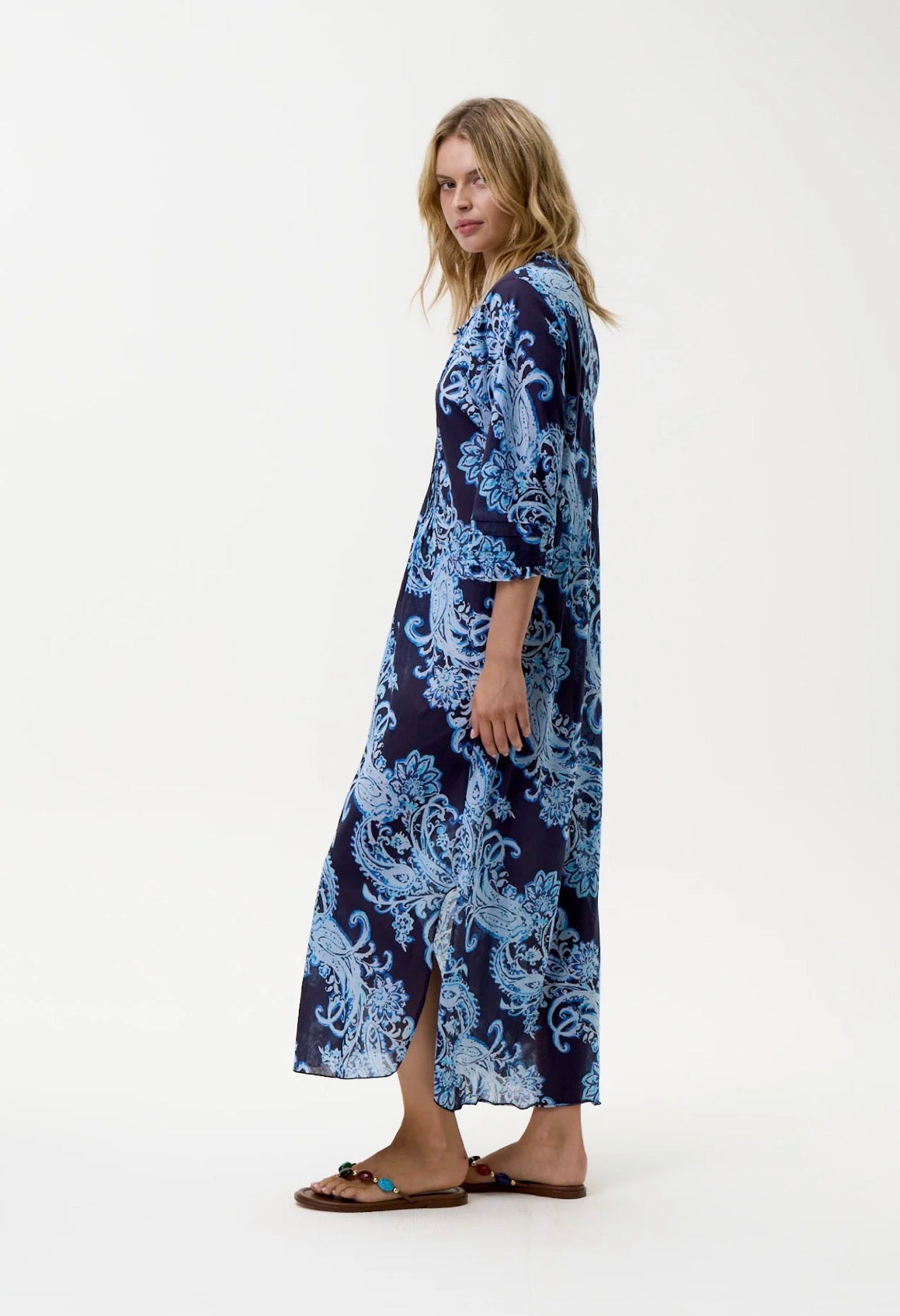 Barbuda Long Poppy på modell, kjole fra Oneseason hos Image Mandal