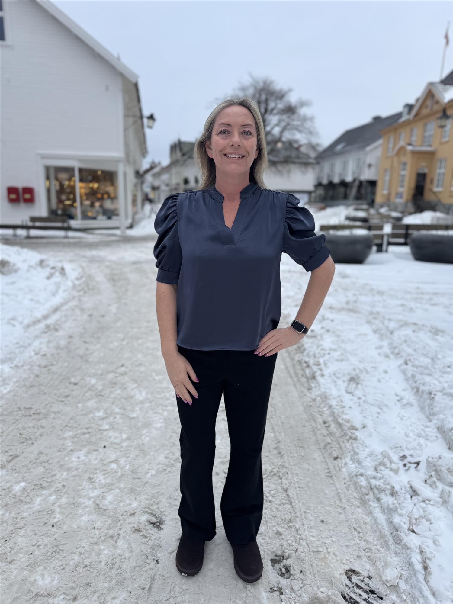 Roella Heavy Sateen Blouse i marineblå detaljbilde, bluse fra Neo Noir hos Image Mandal