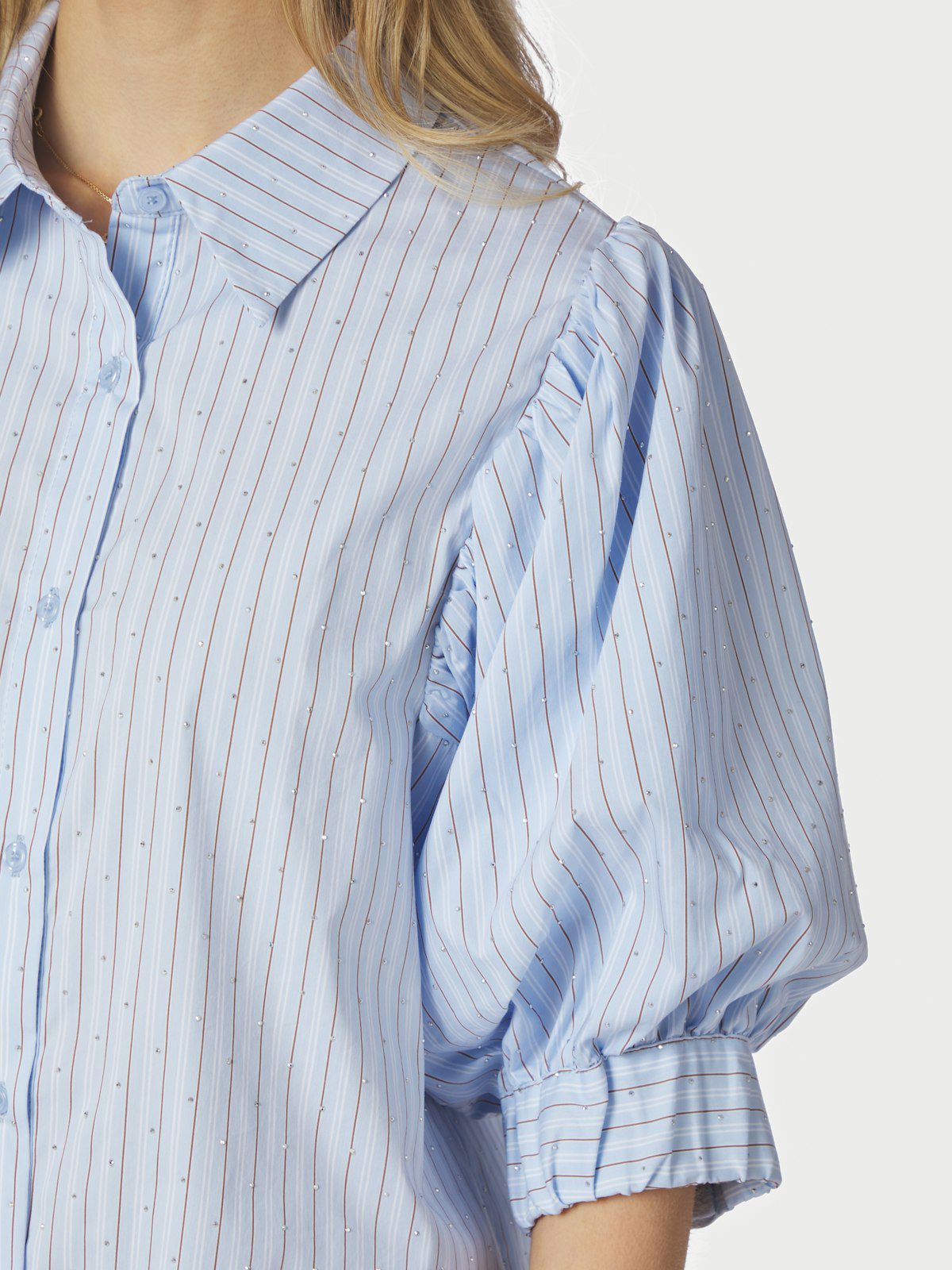 Etta Stripe Stone Shirt i lyseblå sett fra siden, skjorte fra Neo Noir hos Image Mandal