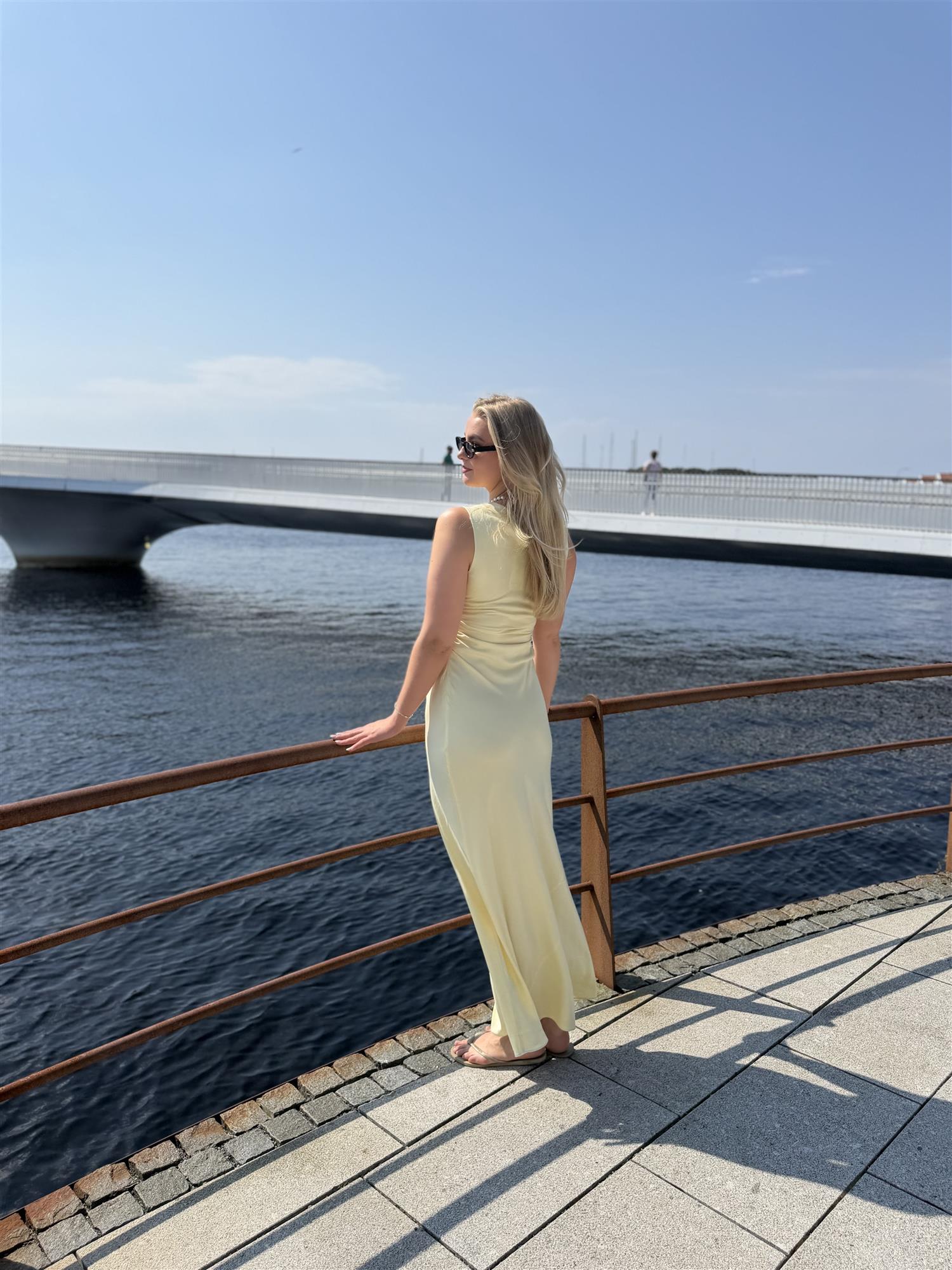 Florentina Dress i Pastel Yellow, kjole fra Urban Pioneers hos Image Mandal