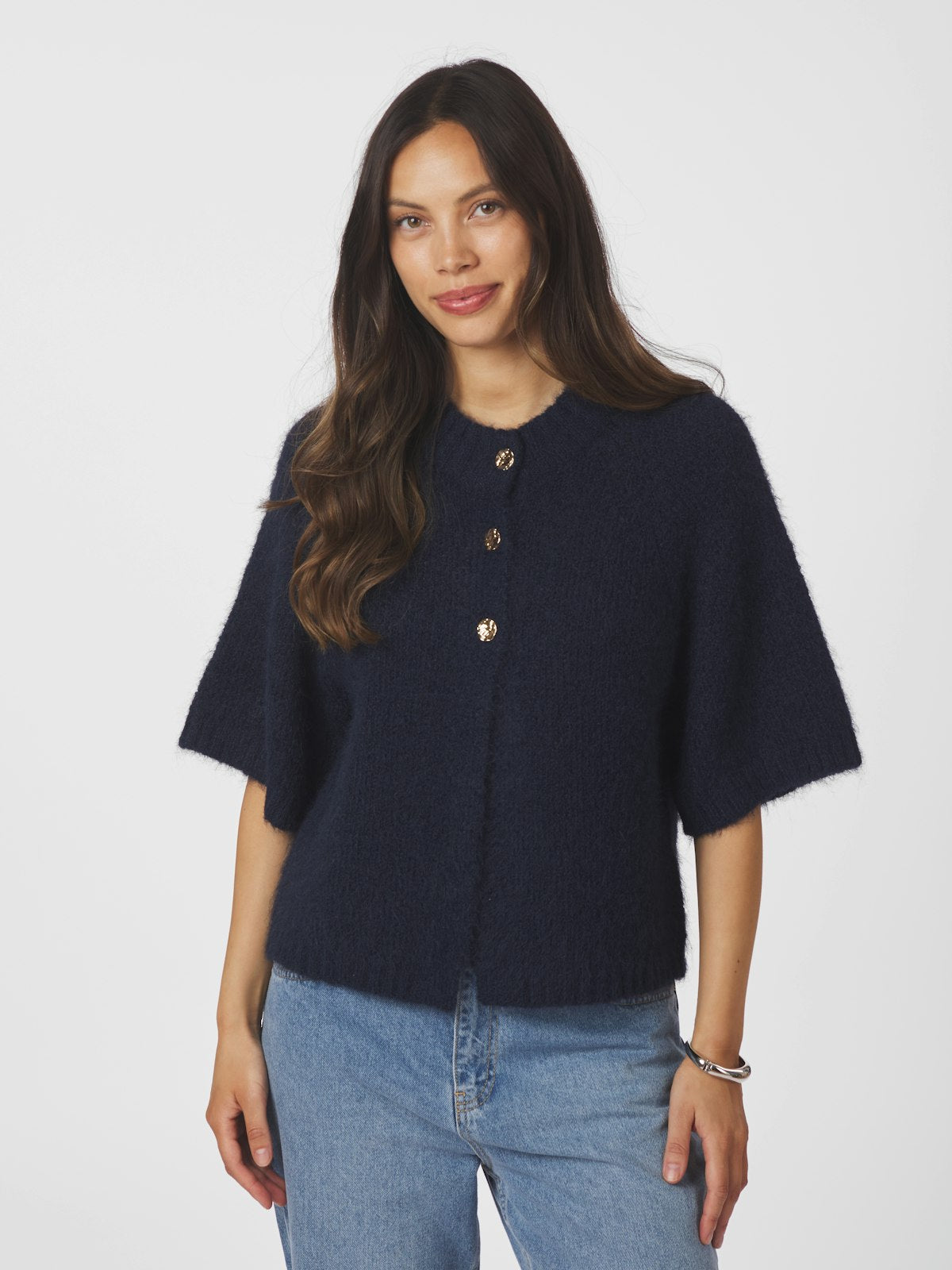 Benuta Fluffy Knit Cardigan i marineblå styling-inspirasjon, cardigan fra Neo Noir hos Image Mandal