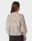 Gilda Soft Paisley Blouse i creme nærbilde av detaljer, skjorte fra Neo Noir hos Image Mandal