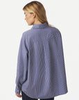 Dalma B Stripe Shirt i marineblå på modell, bluse fra Neo Noir hos Image Mandal