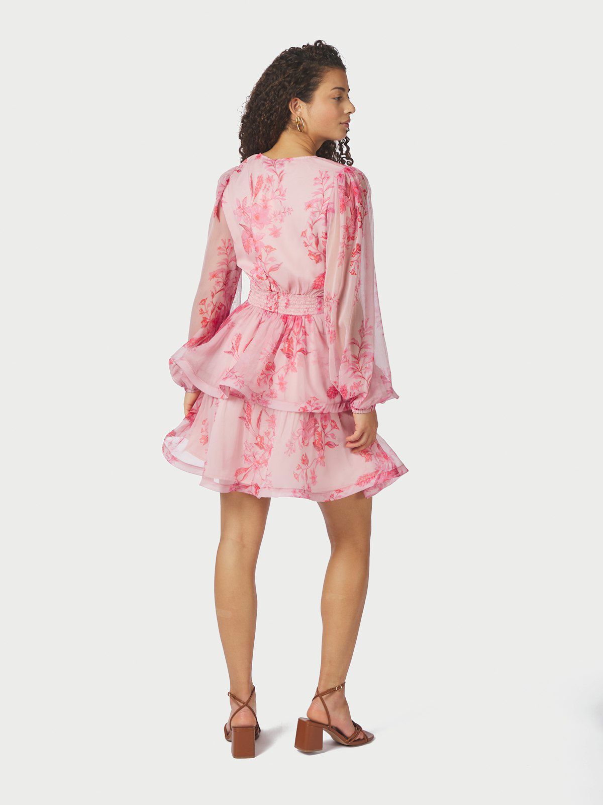 Rivana Print Chiffon Dress i rosa på modell, kjole fra Neo Noir hos Image Mandal