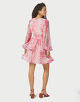 Rivana Print Chiffon Dress i rosa på modell, kjole fra Neo Noir hos Image Mandal