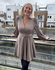 Queen Satin Dress i lysebrun i bomull, kjole fra Golightly hos Image Mandal