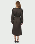 Rolana Heavy Sateen Dress i dark brun i polyester, kjole fra Neo Noir hos Image Mandal