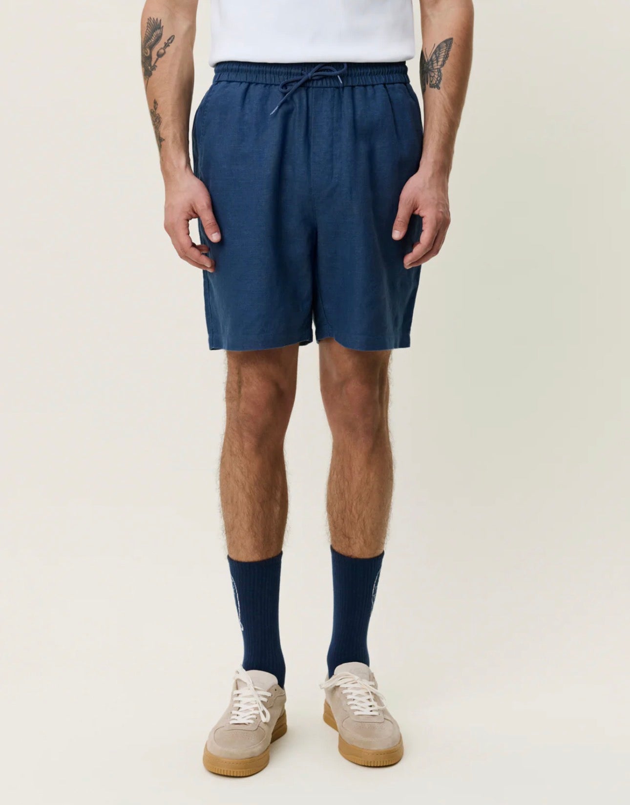 Drawstring Linen Shorts i mørkeblå bakfra, shorts fra Les Deux hos Image Mandal