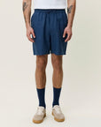 Drawstring Linen Shorts i mørkeblå bakfra, shorts fra Les Deux hos Image Mandal