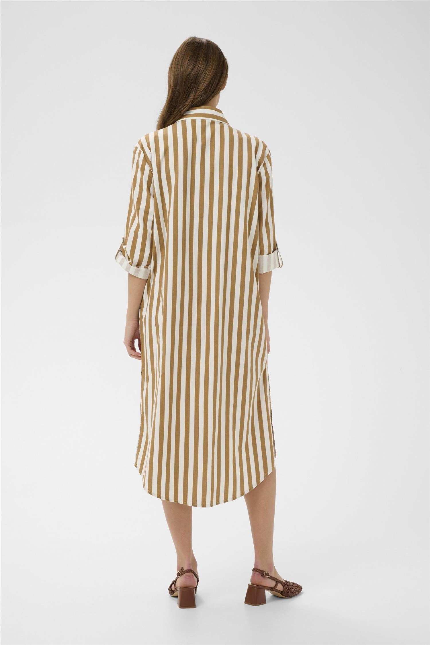 Zalindasz Shirt Dress i tiger's eye ice stripet stylet antrekk, kjole fra Saint Tropez hos Image Mandal