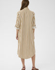 Zalindasz Shirt Dress i tiger's eye ice stripet stylet antrekk, kjole fra Saint Tropez hos Image Mandal