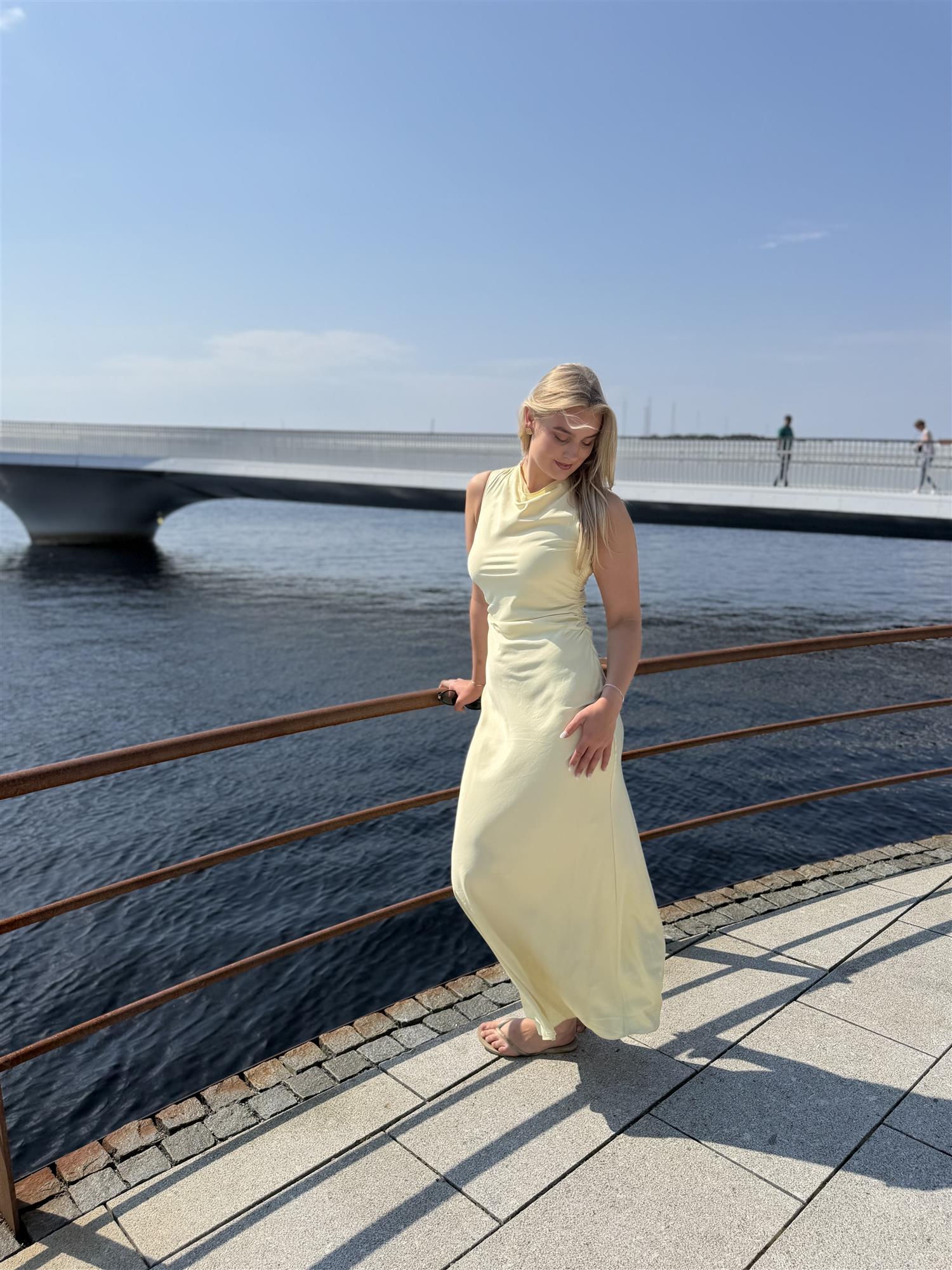 Florentina Dress i Pastel Yellow, kjole fra Urban Pioneers hos Image Mandal