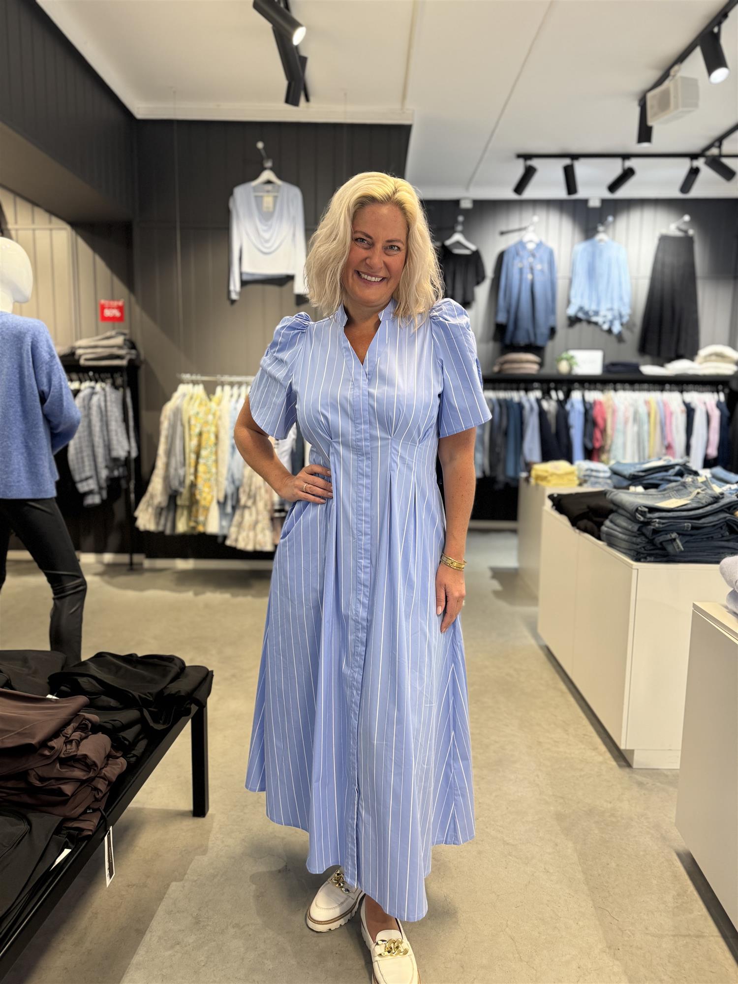 Terancc Stripe Pleat Dress i pale blå stylet antrekk, kjole fra Co'couture hos Image Mandal