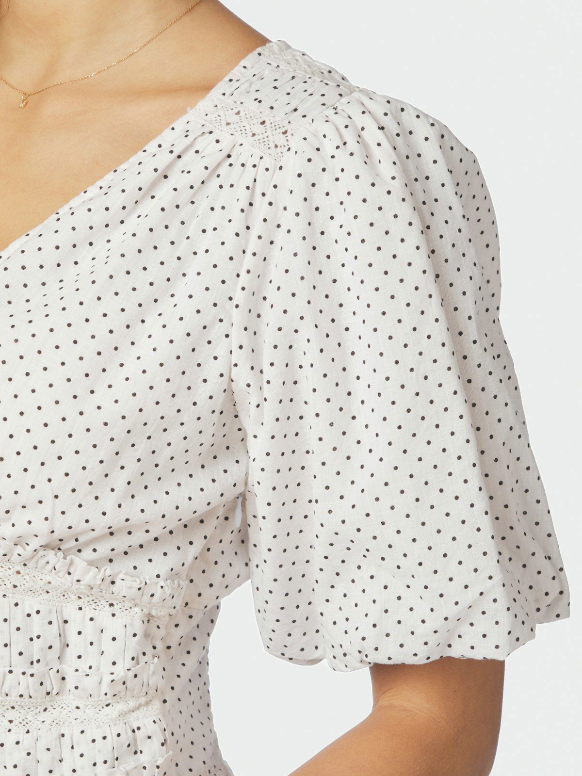 Sapura Mini Dot Blouse i hvit sett fra siden, bluse fra Neo Noir hos Image Mandal
